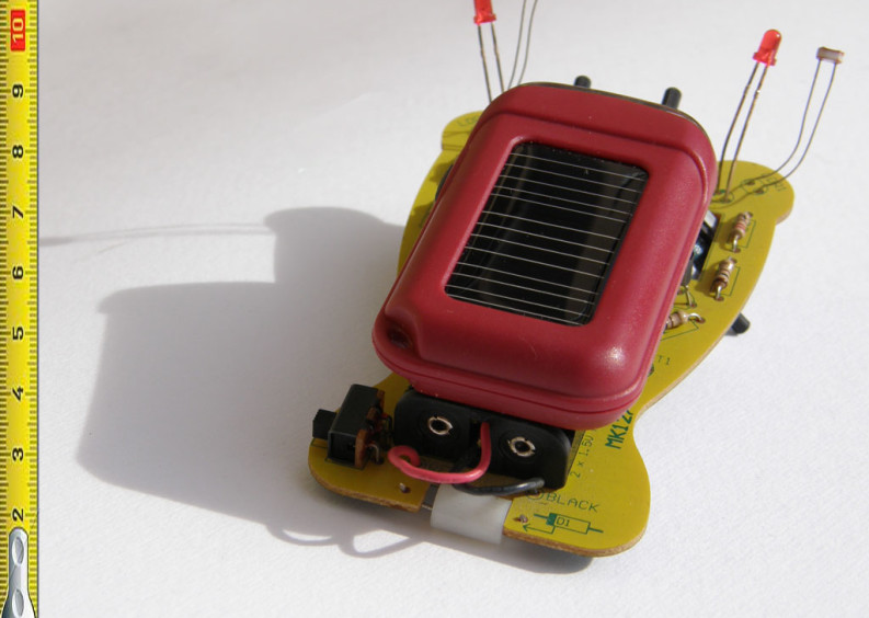 Solar-mini-robot-with-nocturnal-ligth